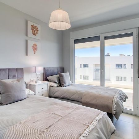 Newly Constructed 2 Bed Apartment With Sea Views 卡萨雷斯 外观 照片